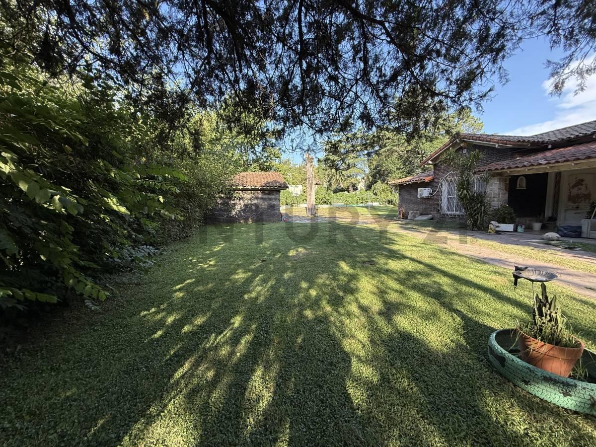 Foto de Venta Lote de 1.587 m² Parque Leloir, con casa a reciclar, pileta y, imagen 2