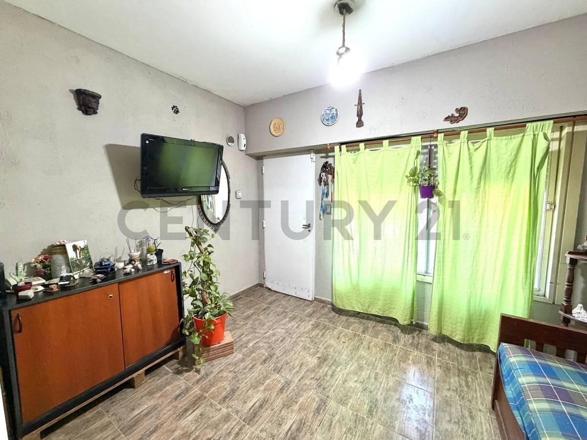 Foto de Venta Casa 5 Ambientes Multifamiliar con 2 Viviendas, Garage, Jardín y, imagen 2