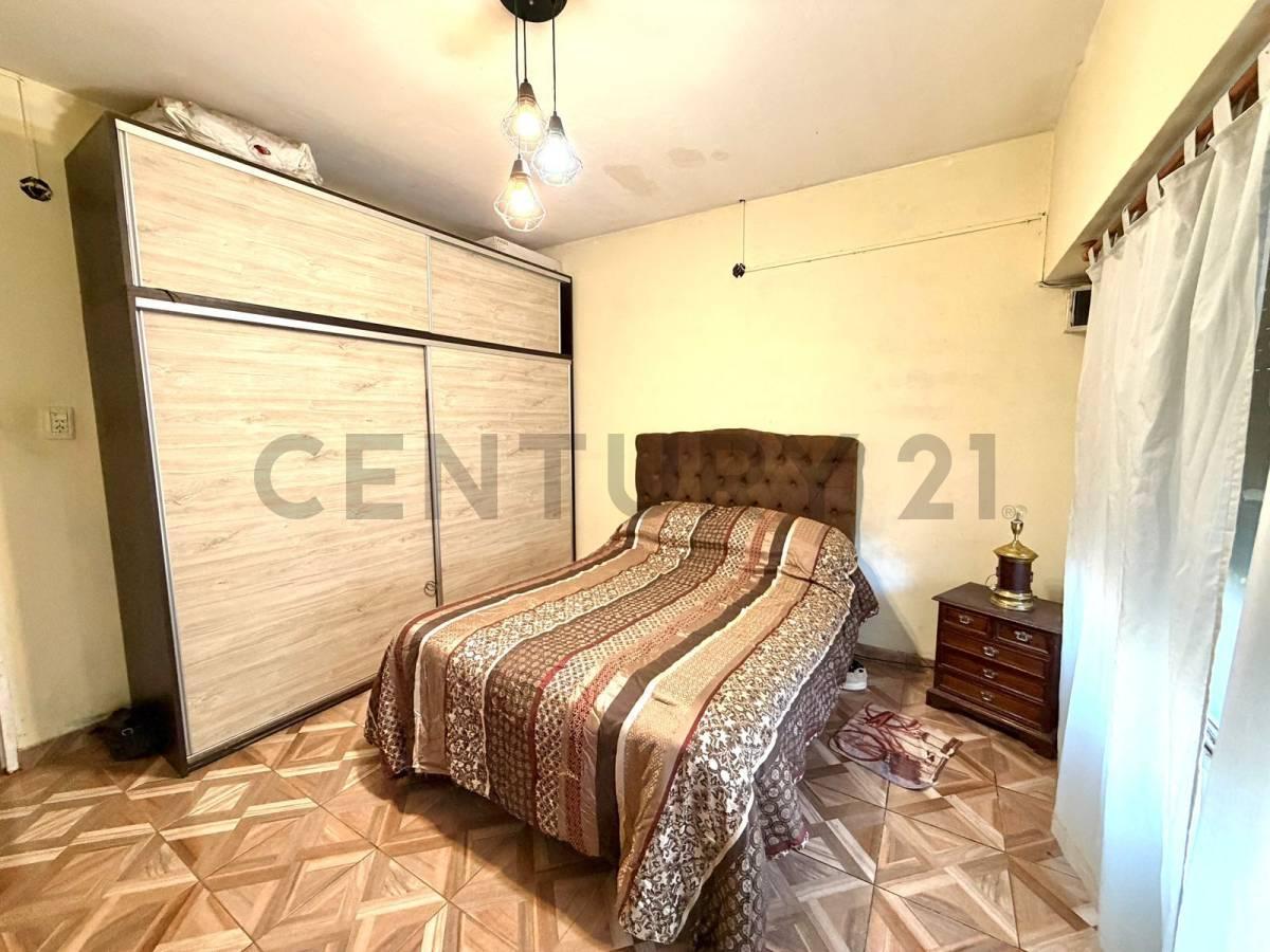 Foto de Venta Casa 5 Ambientes Multifamiliar con 2 Viviendas, Garage, Jardín y, imagen 3