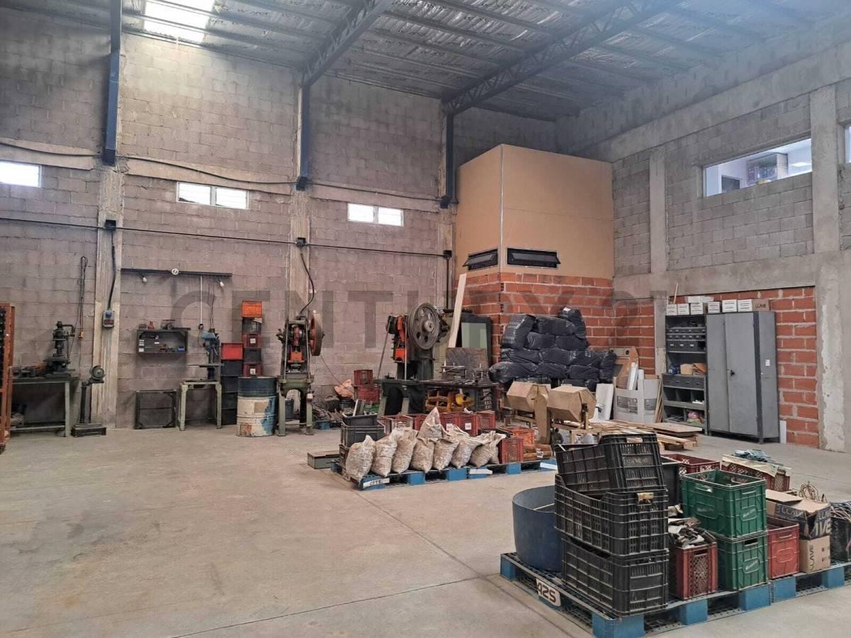 Foto de VENTA GALPON PASO DEL REY AMPLIO LOTE, imagen 2