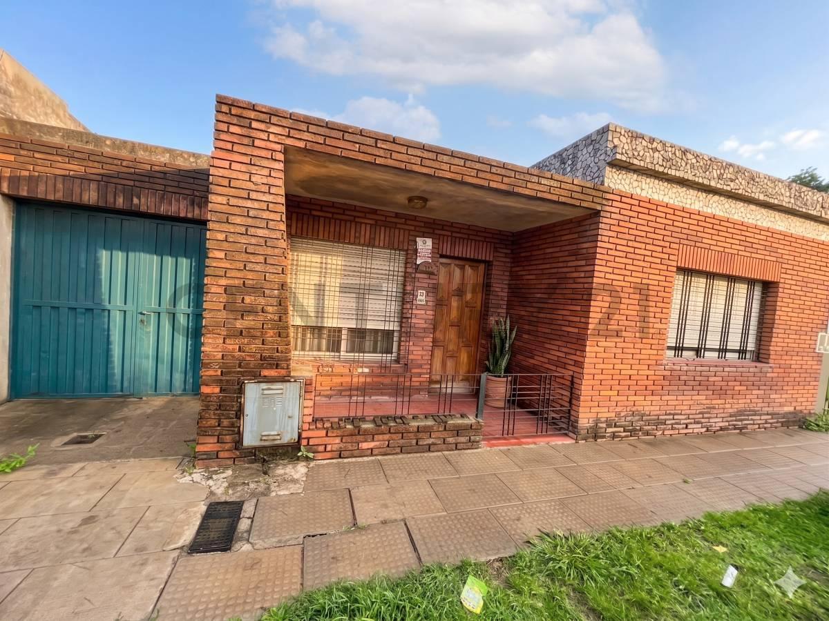 Foto de VENTA CASA 4 AMBIENTES MORON SUR A RECICLAR, imagen 1