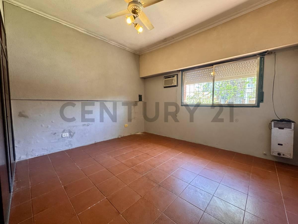 Foto de Venta PH 3 Ambientes en Planta Baja con Quincho y Cochera – El Palomar, imagen 3