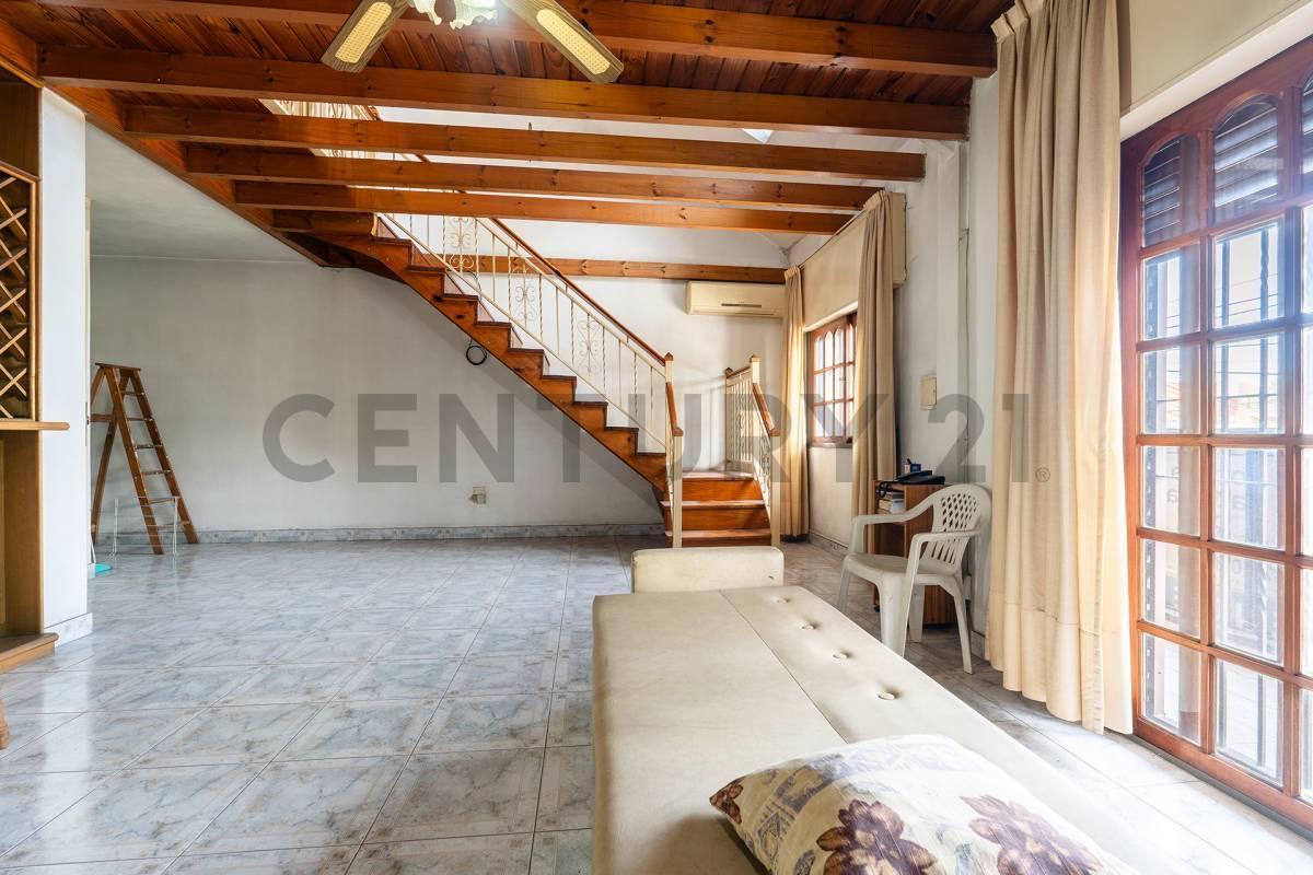 Foto de Venta Casa 4 ambientes con 2 Locales Cochera, imagen 2