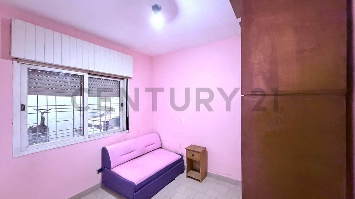 Foto de Venta de casa 3 ambientes apta crédito en esquina con jardín y cochera, imagen 3