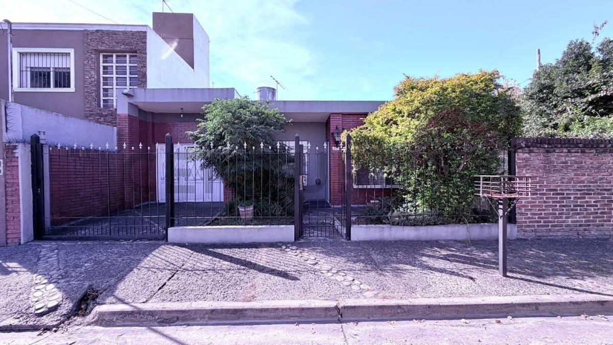 Foto de Venta de casa 3 ambientes apta crédito en esquina con jardín y cochera, imagen 1