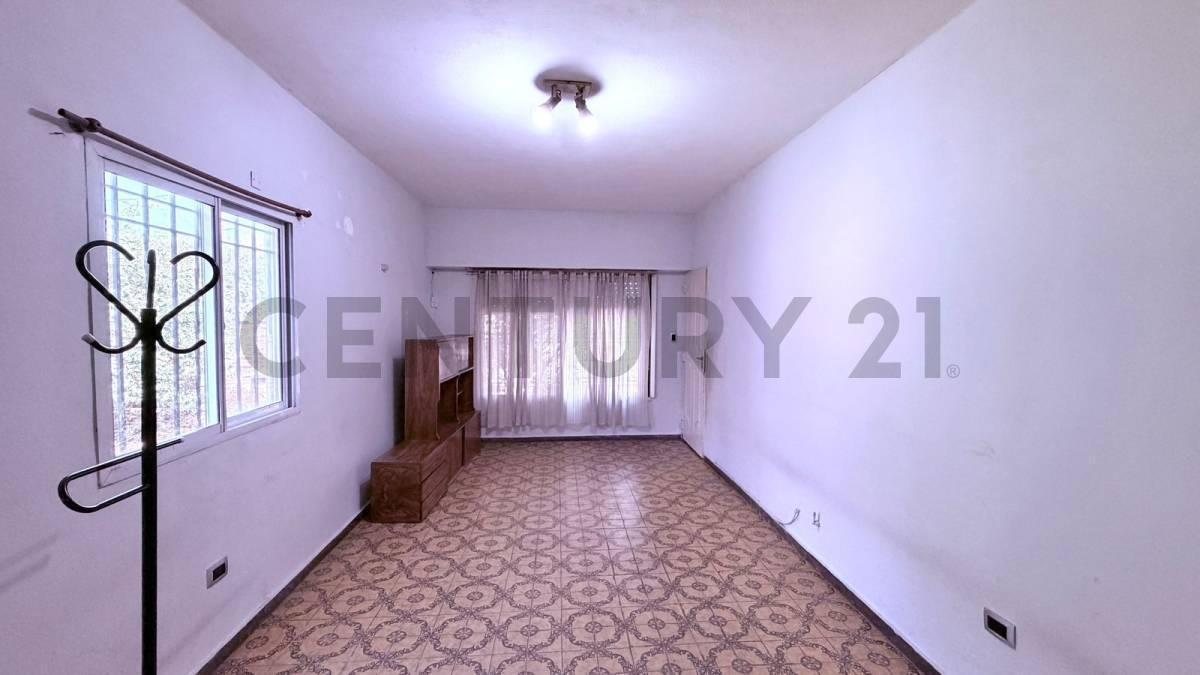 Foto de Venta de casa 3 ambientes apta crédito en esquina con jardín y cochera, imagen 4