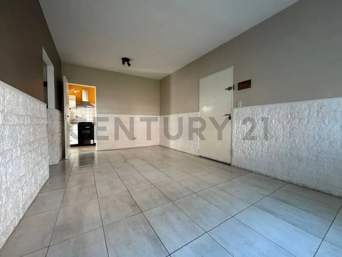 Foto de VENTA DEPARTAMENTO 4 AMBIENTES EL PALOMAR CON COHERA PLANTA BAJA, imagen 3