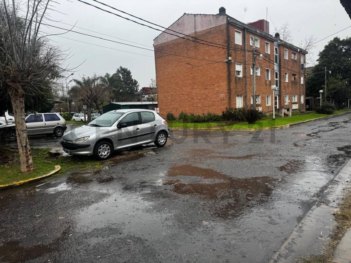Foto de VENTA DEPARTAMENTO 4 AMBIENTES EL PALOMAR CON COHERA PLANTA BAJA, imagen 2