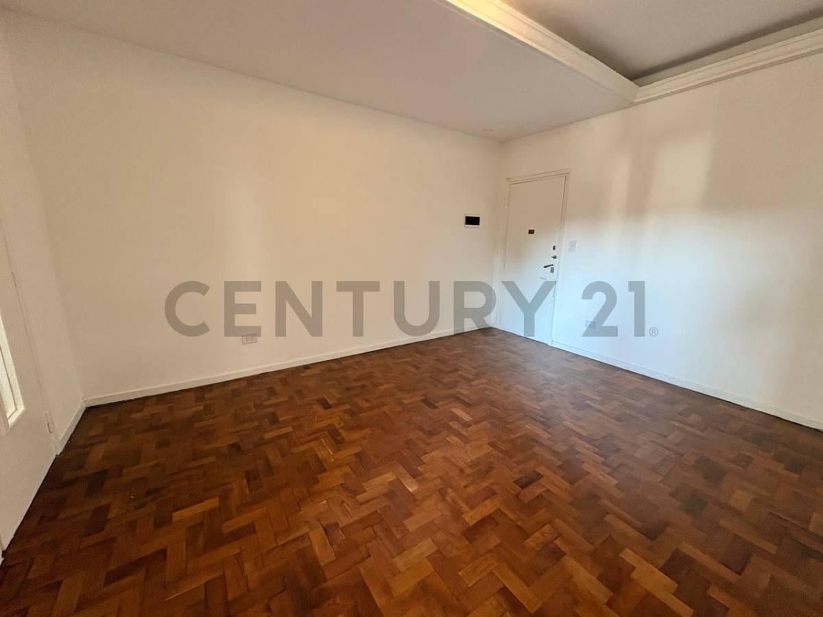 Foto de VENTA DEPARTAMENTO 4 AMBIENTES CASTELAR CENTRO CON BALCON, imagen 1