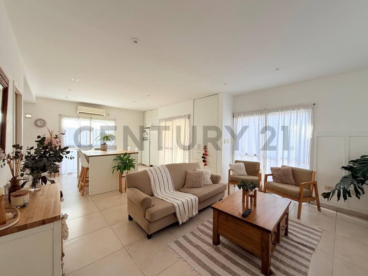 Foto de VENTA DEPARTAMENTO 3 AMBIENTES CASTELAR TERRAZA COCHERA, imagen 1
