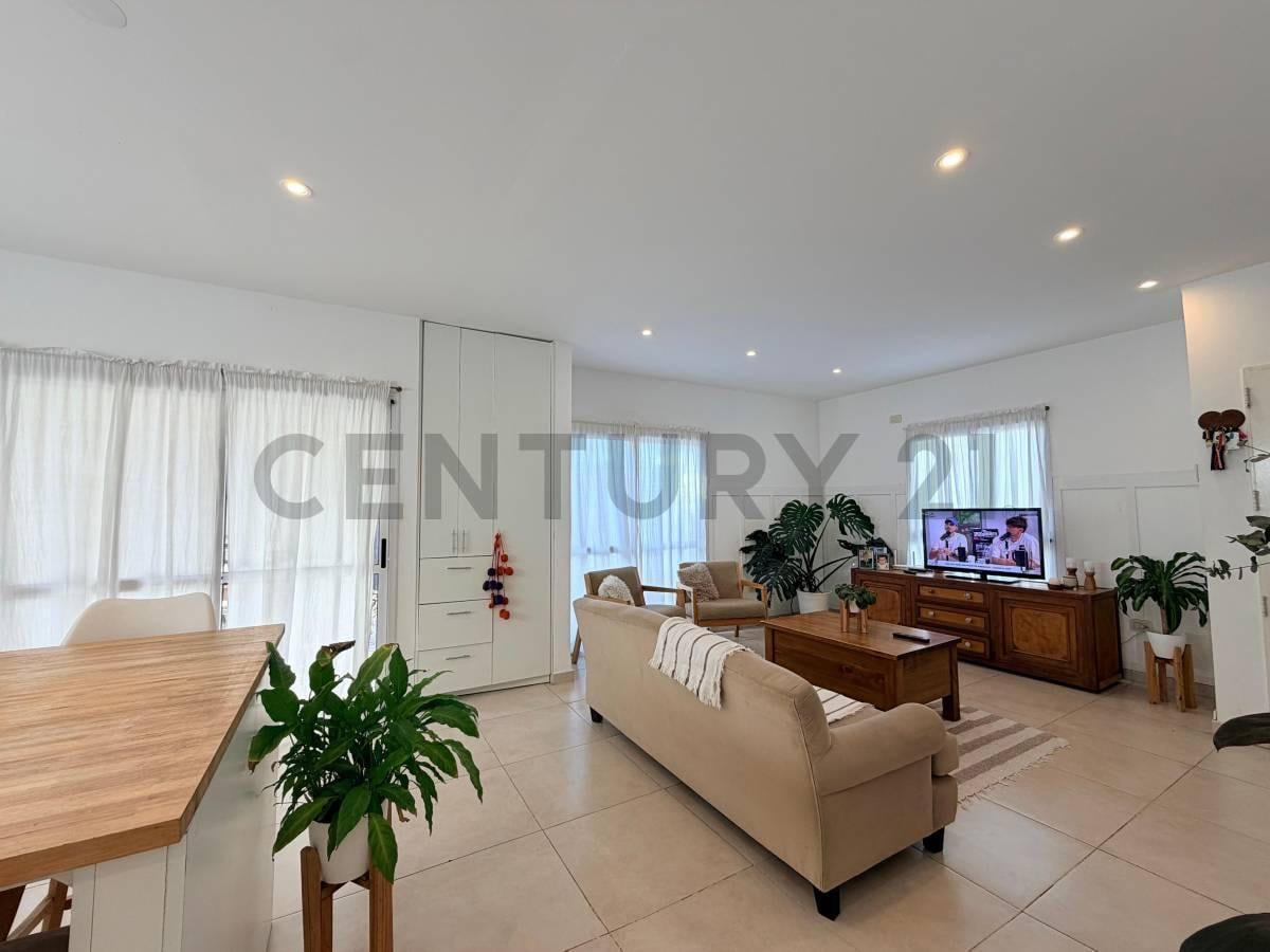 Foto de VENTA DEPARTAMENTO 3 AMBIENTES CASTELAR TERRAZA COCHERA, imagen 2