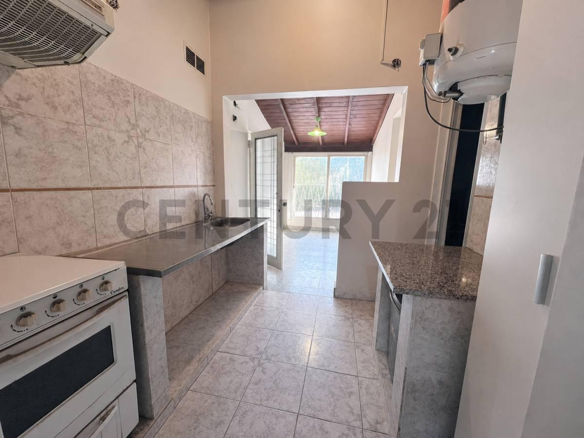 Foto de VENTA CASA 5 AMBIENTES FRANCISCO ALVAREZ CON PARQUE PILETA, imagen 2