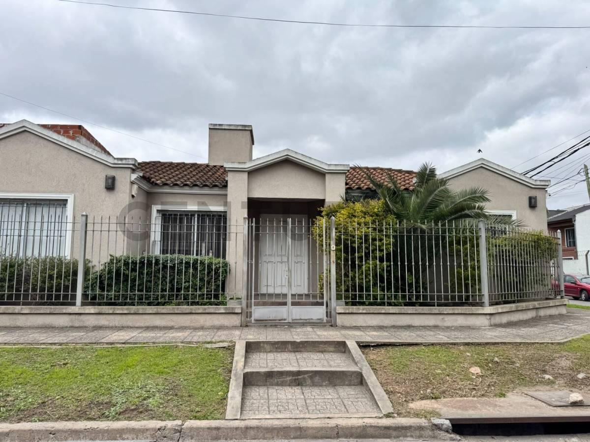 Foto de VENTA CASA PH 4 AMBIENTES CASTELAR CON PARQUE QUINCHO PILETA, imagen 1