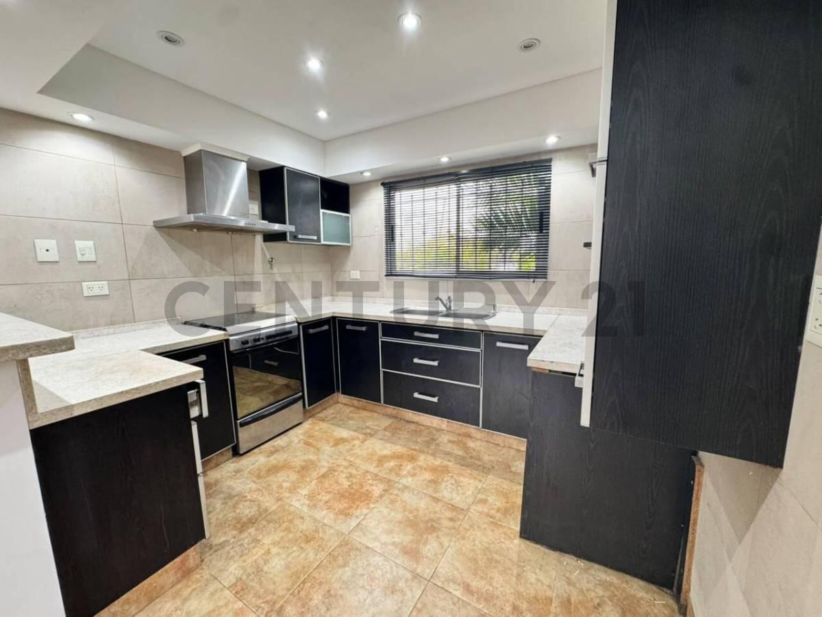 Foto de VENTA CASA PH 4 AMBIENTES CASTELAR CON PARQUE QUINCHO PILETA, imagen 4