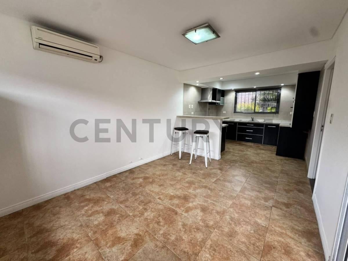 Foto de VENTA CASA PH 4 AMBIENTES CASTELAR CON PARQUE QUINCHO PILETA, imagen 2