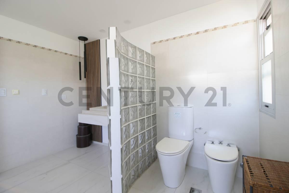 Foto de VENTA CASA ALTOS DEL SOL 6 AMBIENTES LUMINOSA CON PILETA QUINCHO 600M2, imagen 4