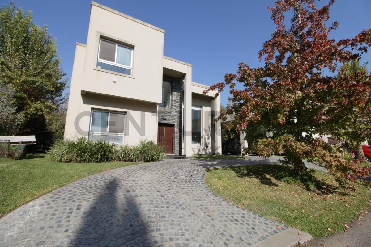 Foto de VENTA CASA ALTOS DEL SOL 6 AMBIENTES LUMINOSA CON PILETA QUINCHO 600M2, imagen 2