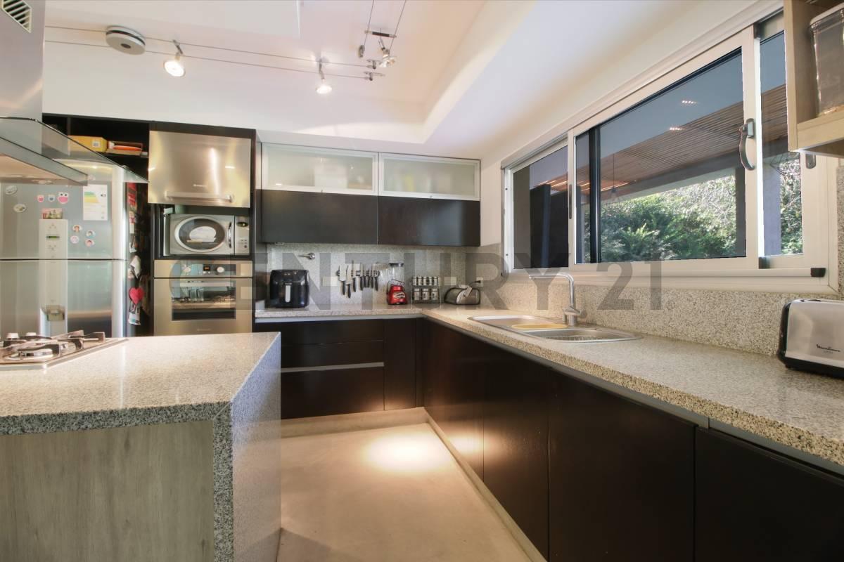 Foto de VENTA CASA ALTOS DEL SOL 6 AMBIENTES LUMINOSA CON PILETA QUINCHO 600M2, imagen 5