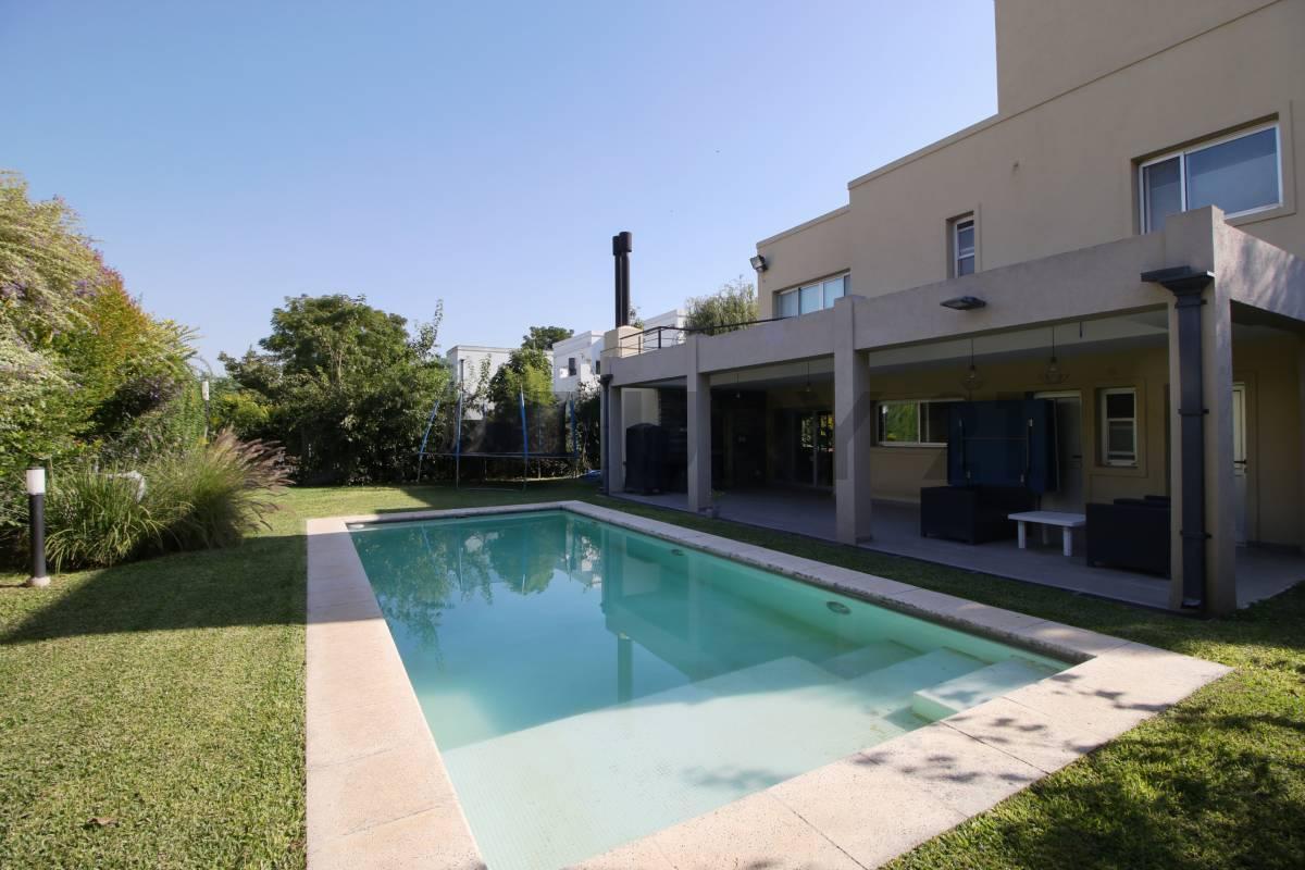 Foto de VENTA CASA ALTOS DEL SOL 6 AMBIENTES LUMINOSA CON PILETA QUINCHO 600M2, imagen 1