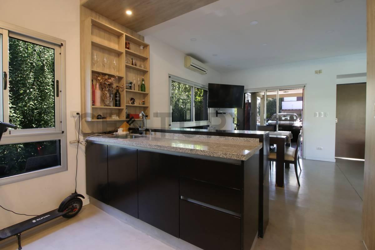 Foto de VENTA CASA ALTOS DEL SOL 6 AMBIENTES LUMINOSA CON PILETA QUINCHO 600M2, imagen 3