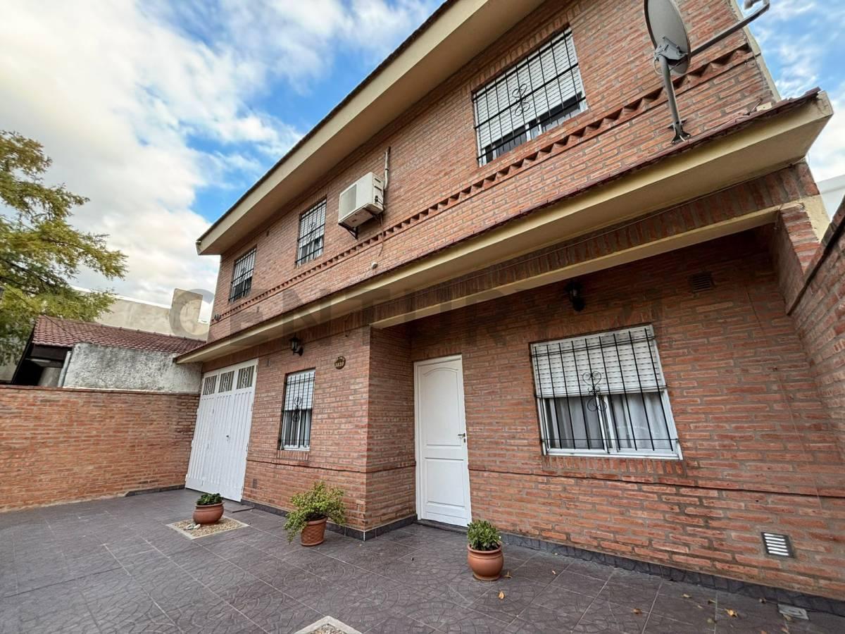 Foto de Venta Casa 5 ambientes con cochera doble y patio en Villa Udaondo, imagen 4