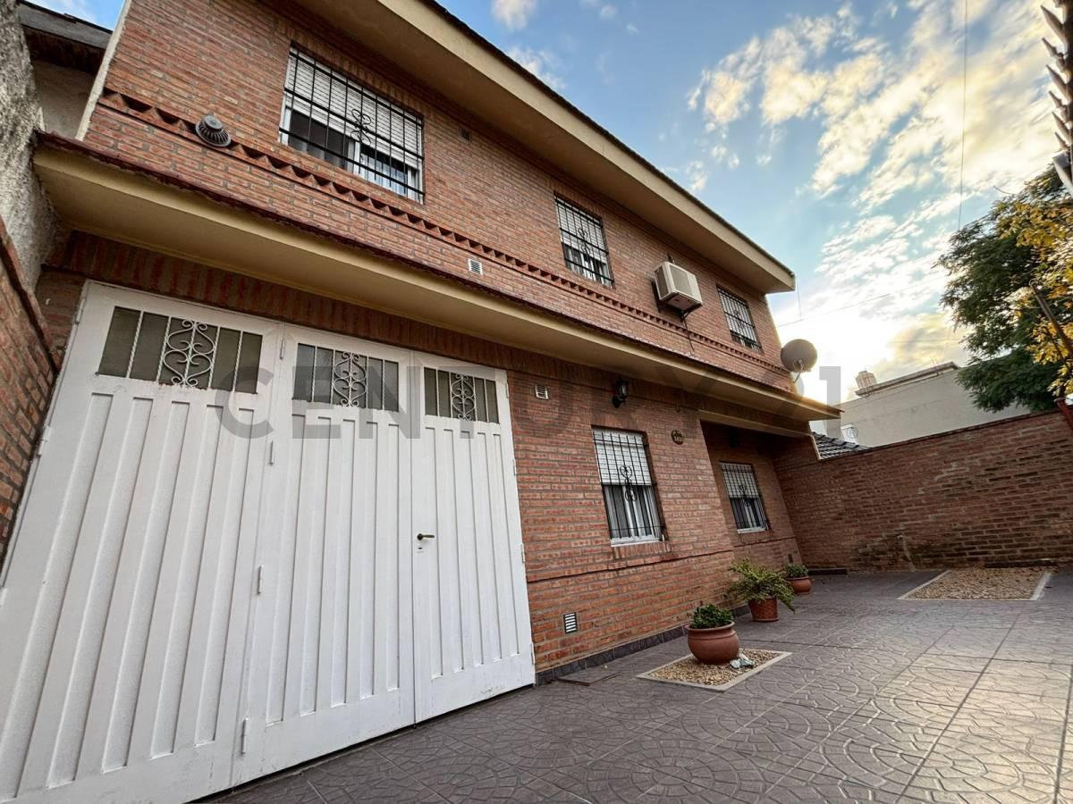 Foto de Venta Casa 5 ambientes con cochera doble y patio en Villa Udaondo, imagen 1