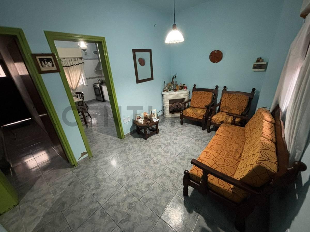 Foto de Venta Casa 5 ambientes con cochera doble y patio en Villa Udaondo, imagen 2