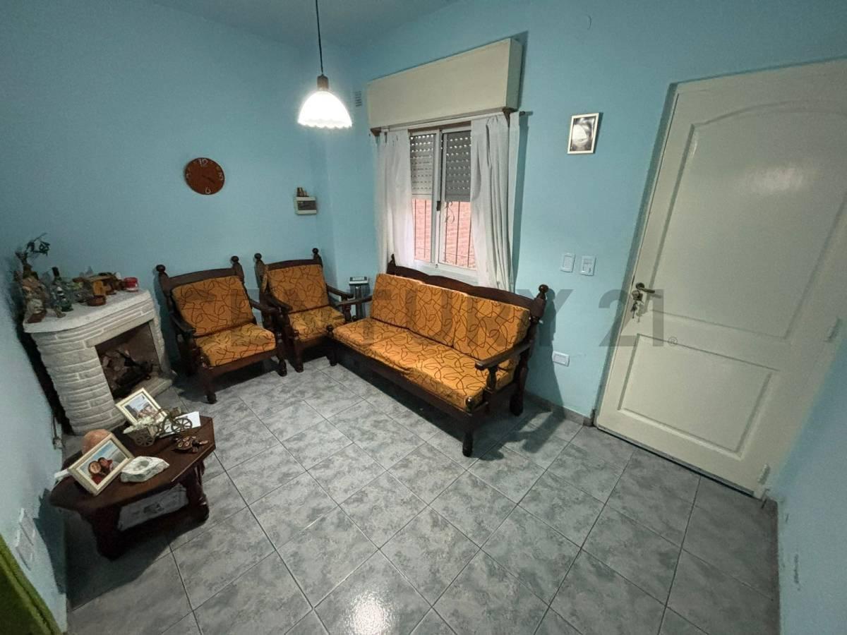 Foto de Venta Casa 5 ambientes con cochera doble y patio en Villa Udaondo, imagen 3