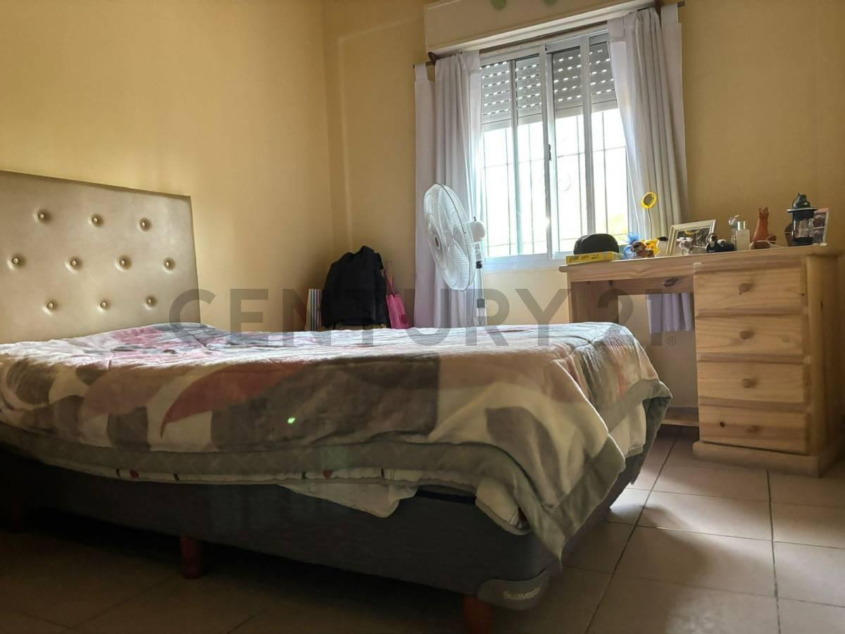 Foto de Venta Casa 5 ambientes con cochera doble y patio en Villa Udaondo, imagen 5