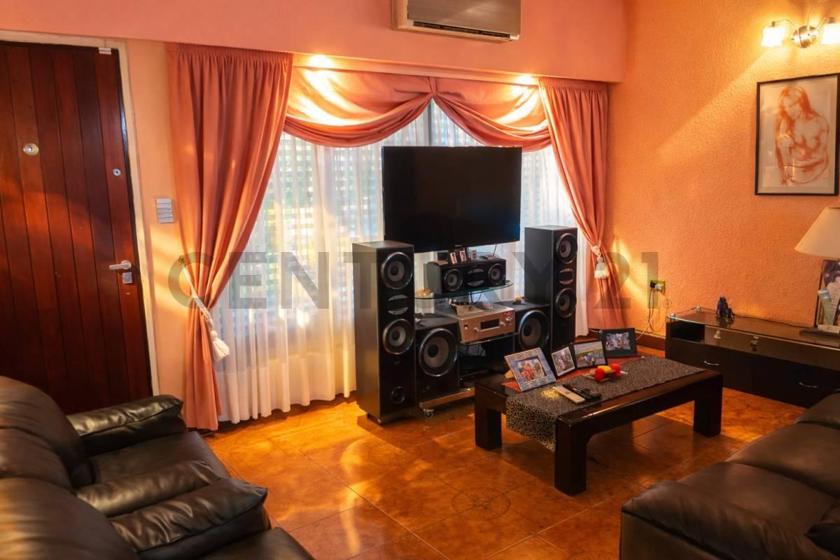 Foto de VENTA CASA 4 AMBIENTES CASTELAR SUR APTA CREDITO PILETA QUINCHO, imagen 1