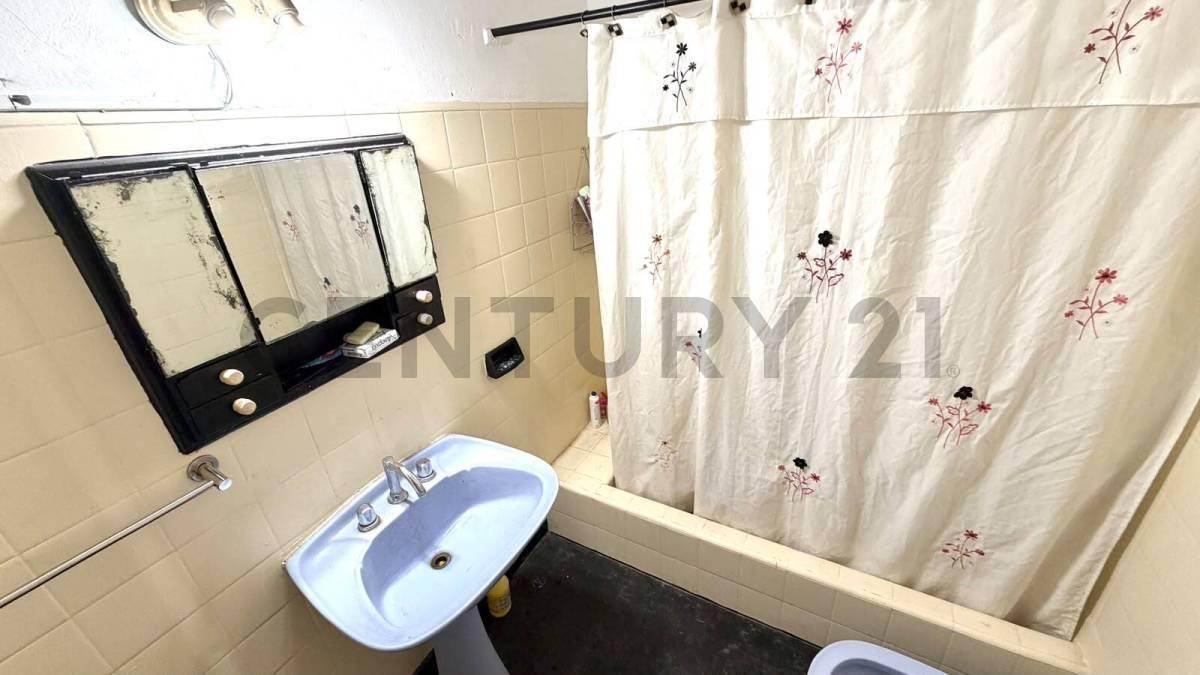 Foto de Venta Casa 4 ambientes con parque, garage para 2 autos y gran potencial, imagen 3