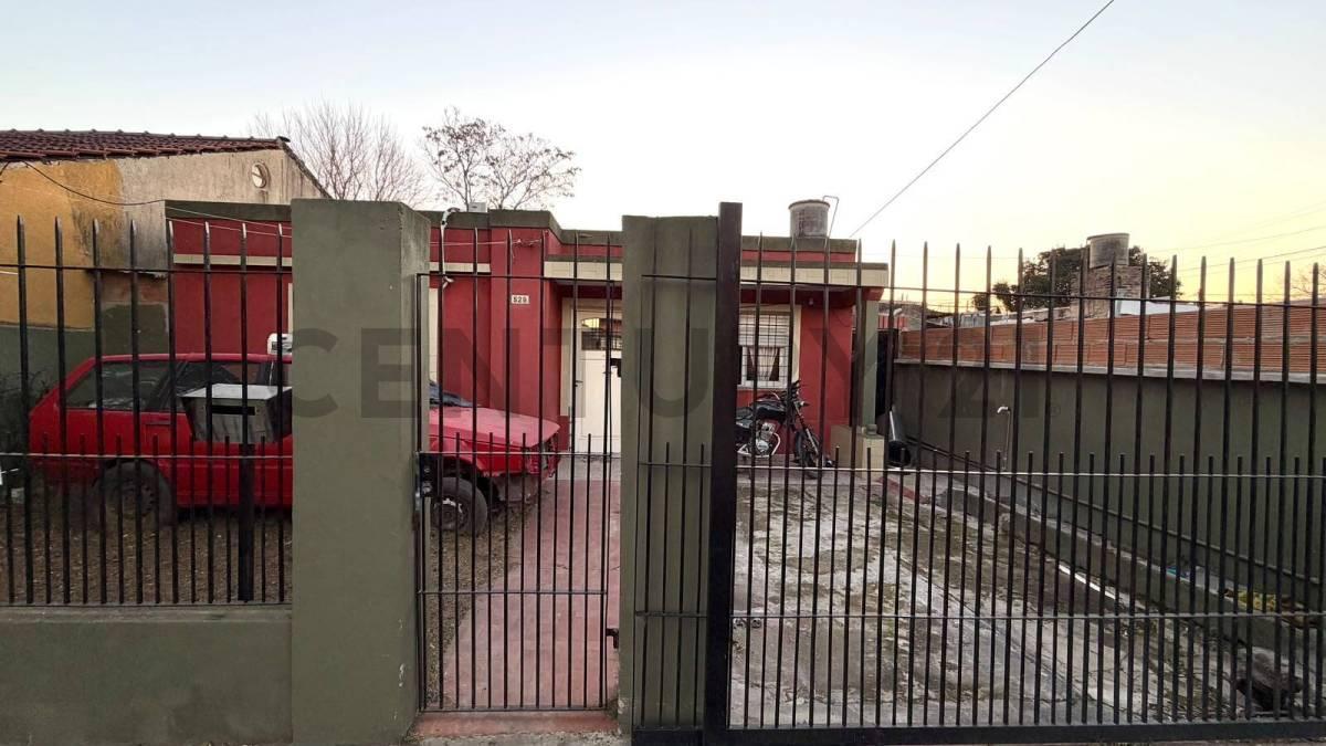 Foto de Venta Casa 4 ambientes con parque, garage para 2 autos y gran potencial, imagen 2