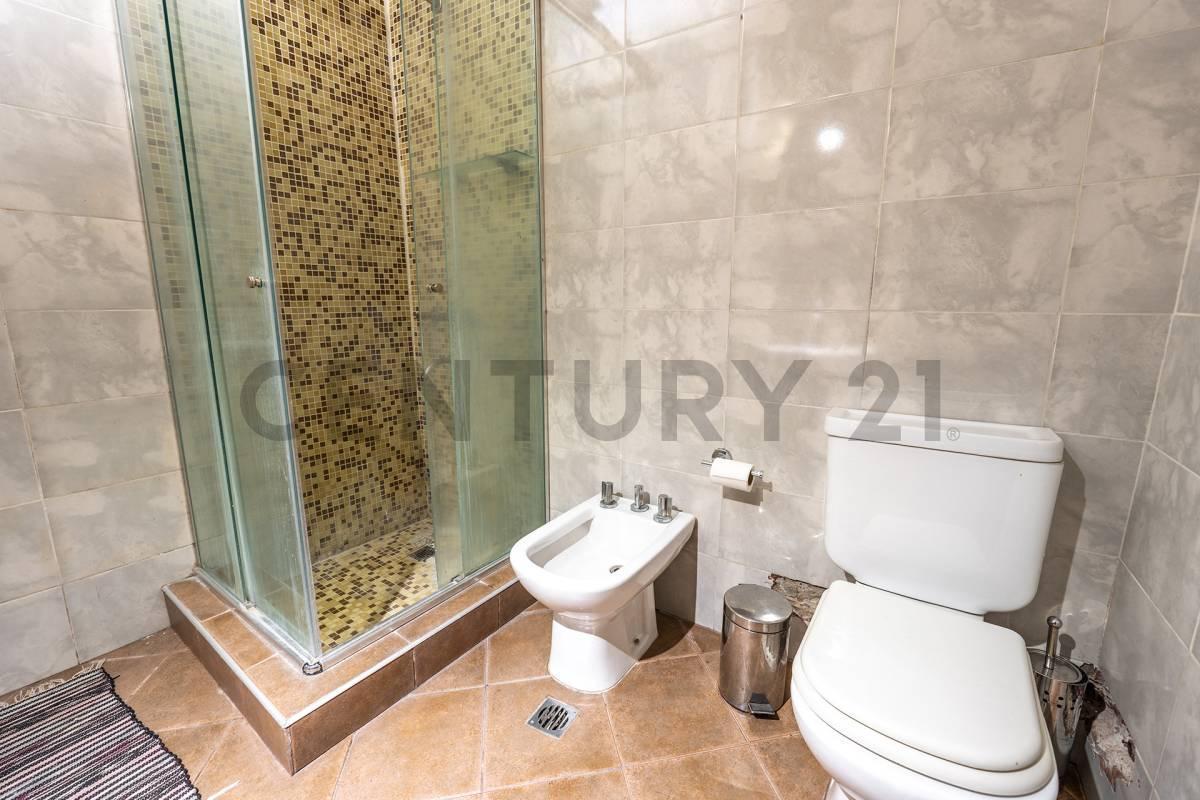 Foto de VENTA CASA MAS DEPARTAMENTO CUATRO AMBIENTES CASTELAR, imagen 2