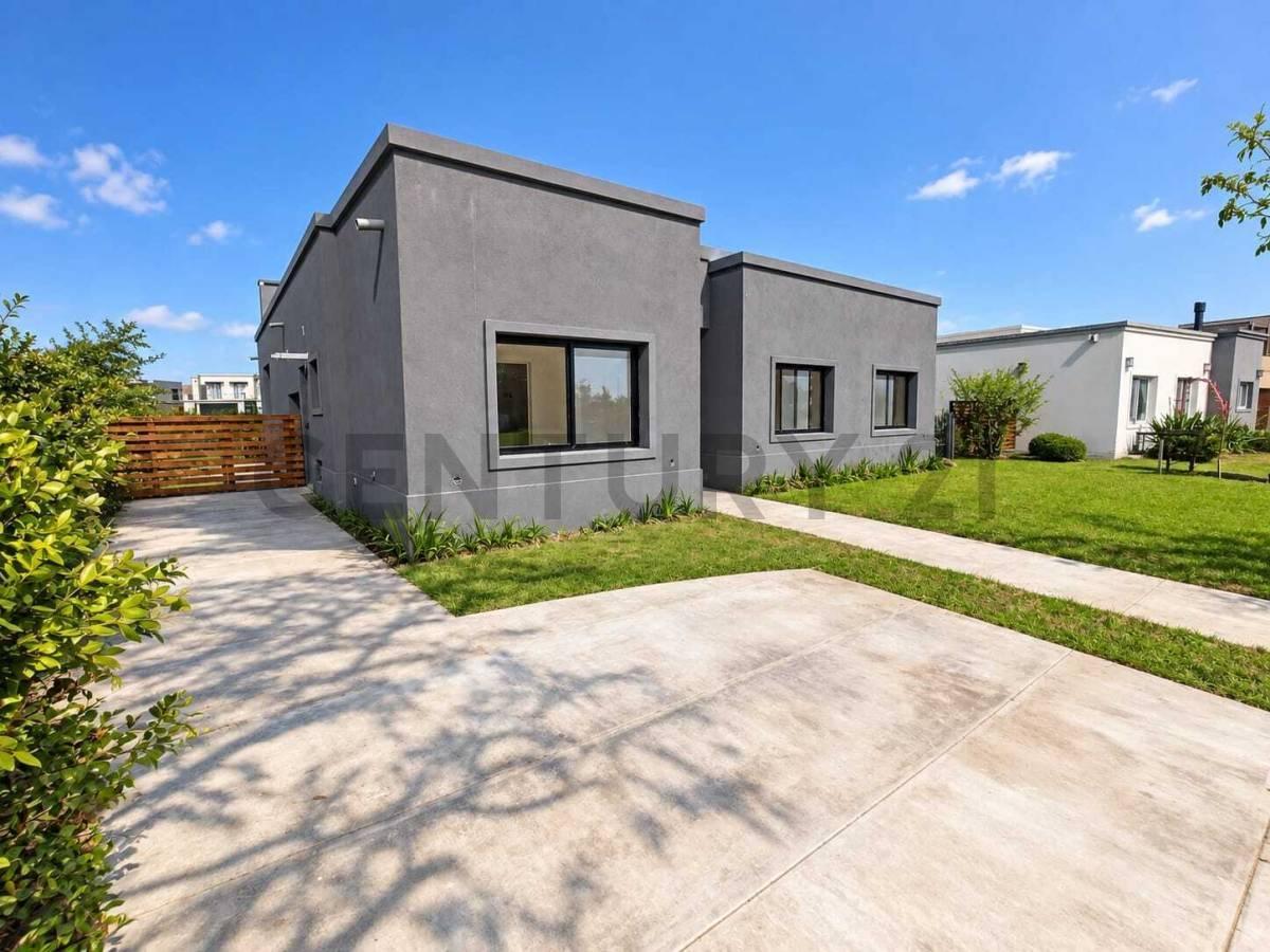 Foto de VENTA CASA 5 AMBIENTES EN UNA PLANTA VISTA AL AGUA BARRIO ISLAS EL, imagen 1