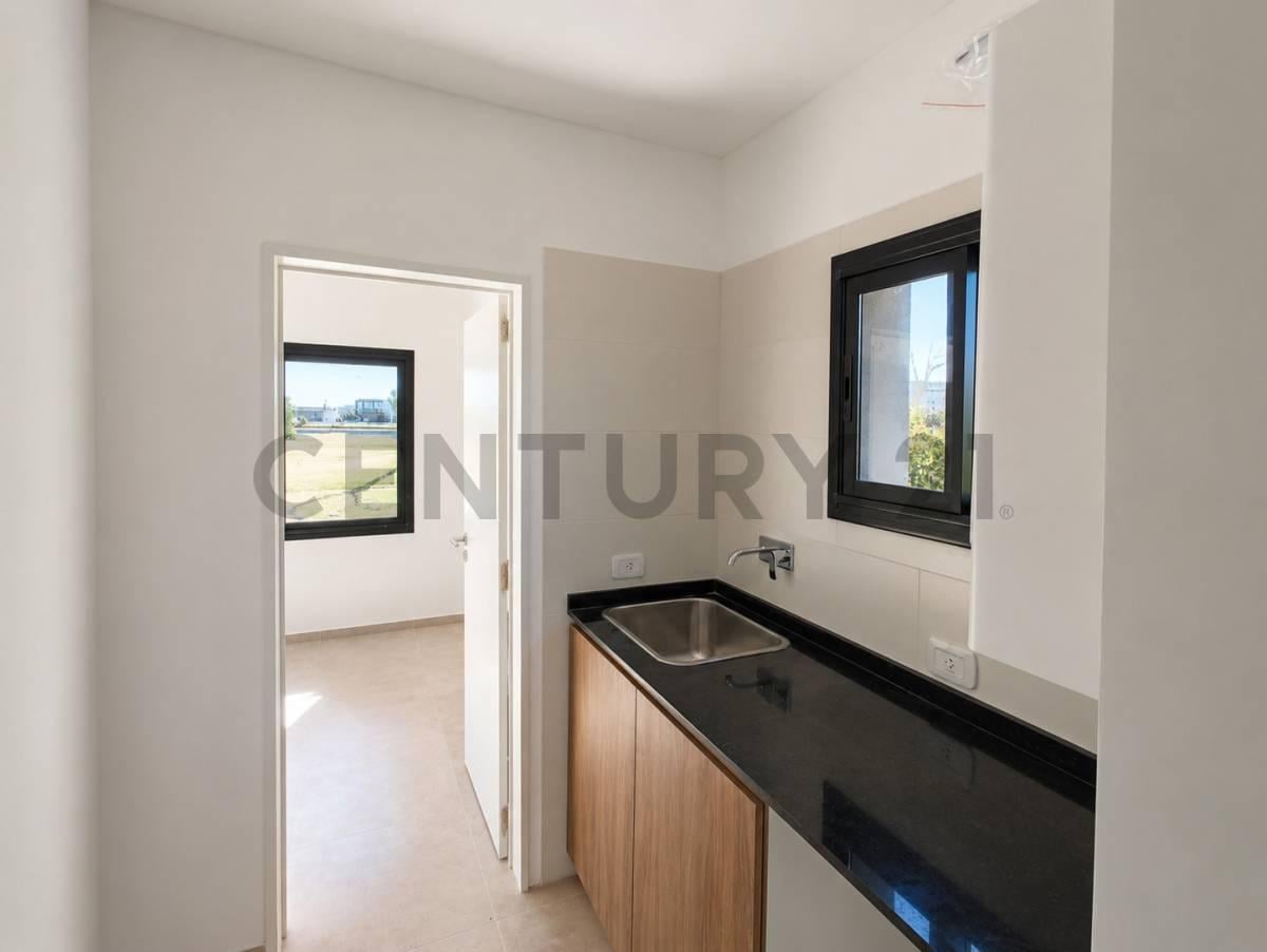 Foto de VENTA CASA 5 AMBIENTES EN UNA PLANTA VISTA AL AGUA BARRIO ISLAS EL, imagen 4