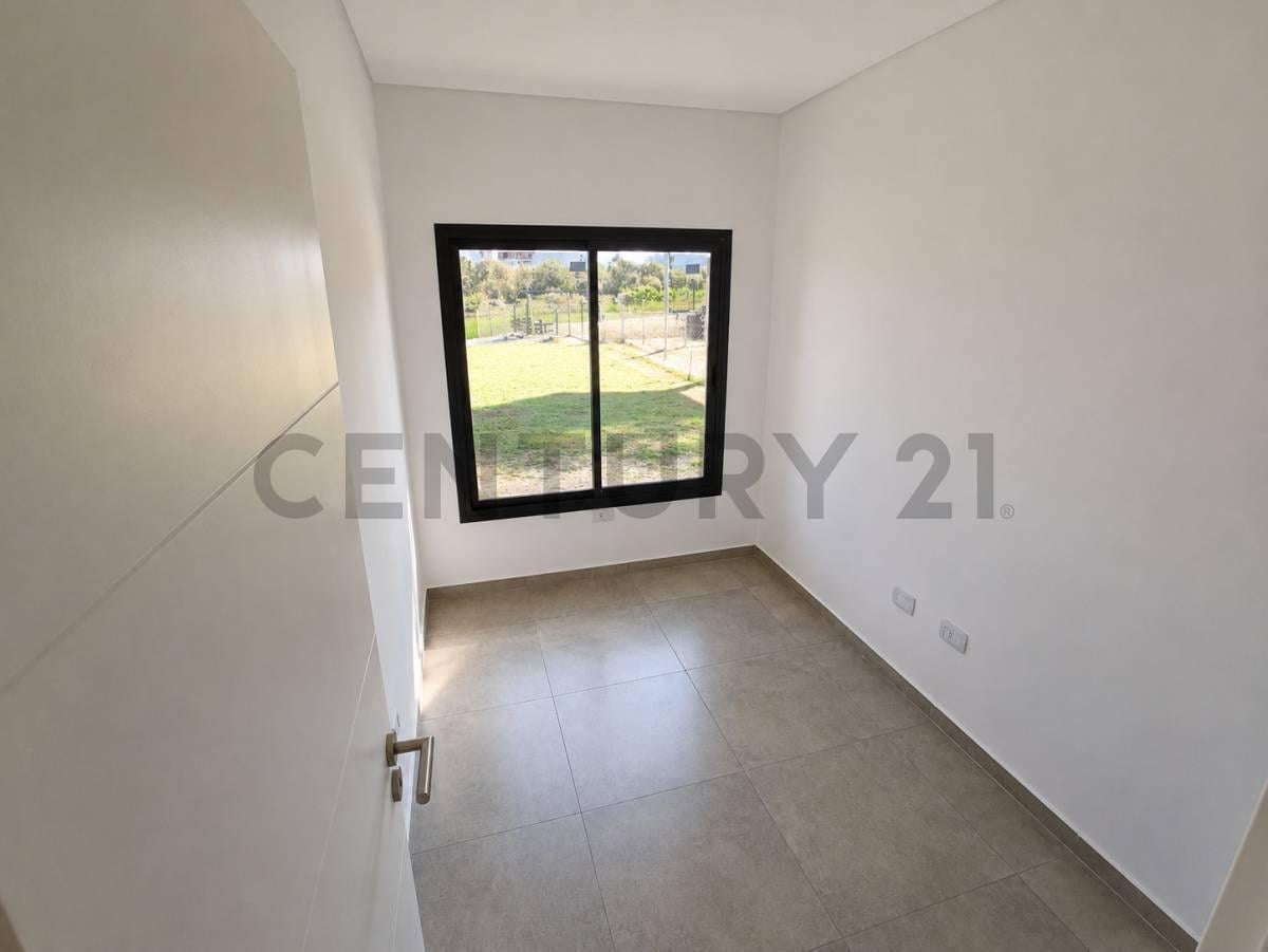 Foto de VENTA CASA 5 AMBIENTES EN UNA PLANTA VISTA AL AGUA BARRIO ISLAS EL, imagen 3