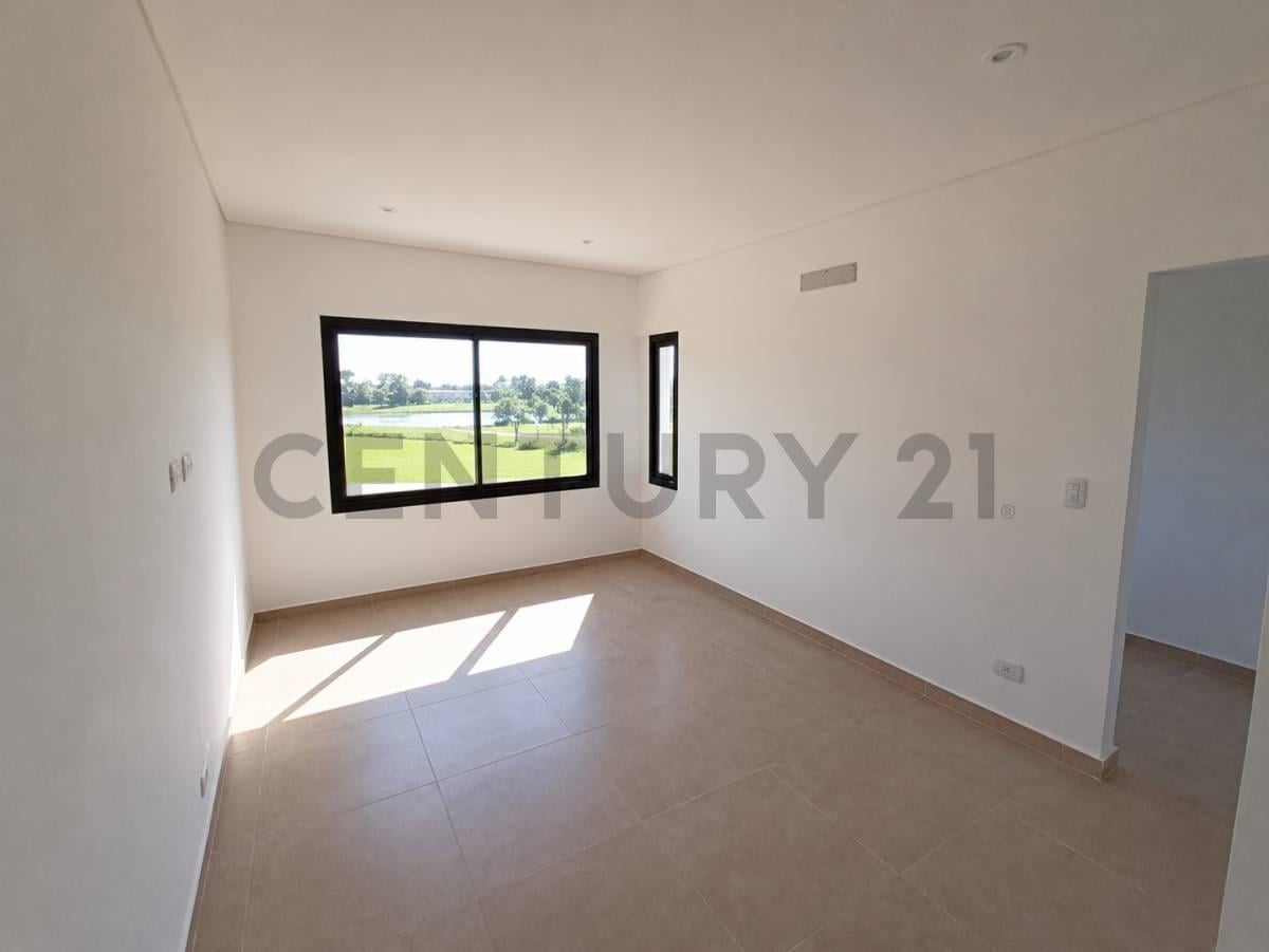 Foto de VENTA CASA 5 AMBIENTES EN UNA PLANTA VISTA AL AGUA BARRIO ISLAS EL, imagen 2