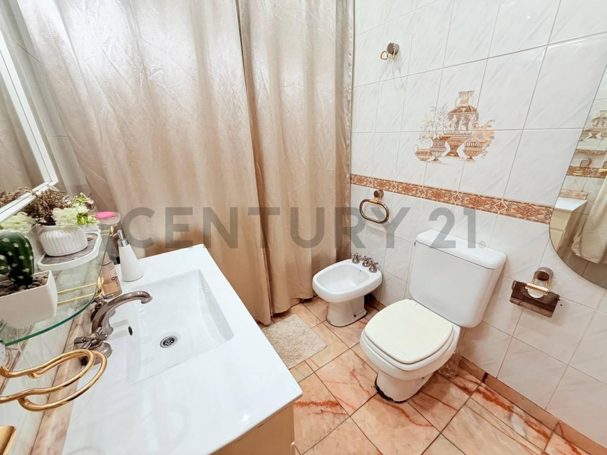 Foto de VENTA CASA 4 AMBIENTES LOMAS DEL MIRADOR JARDIN COCHERA, imagen 2