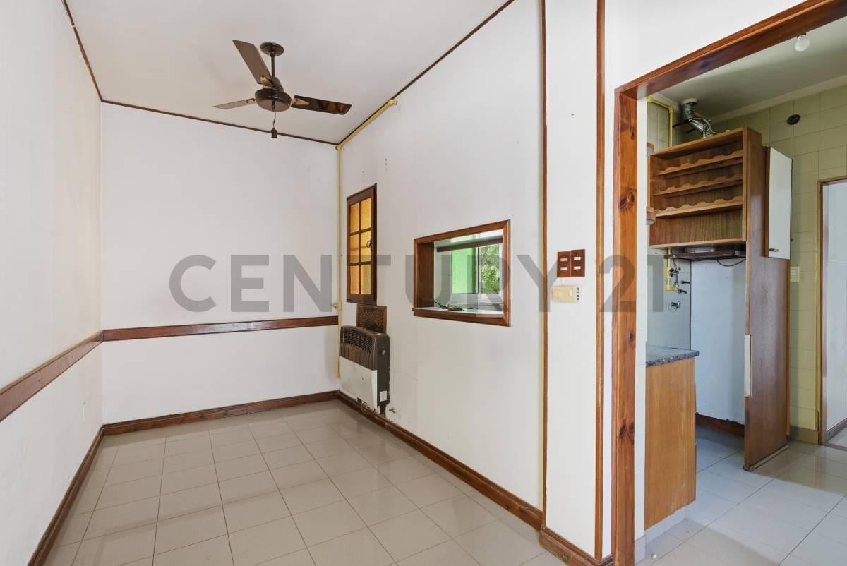 Foto de PH en planta alta de 4 ambientes en Castelar Sur | Terraza con parrilla, imagen 2
