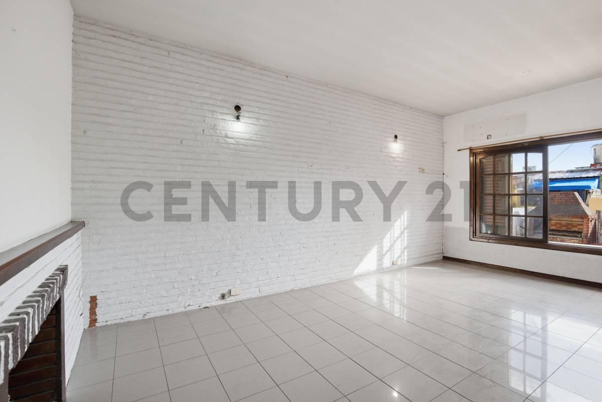 Foto de PH en planta alta de 4 ambientes en Castelar Sur | Terraza con parrilla, imagen 4