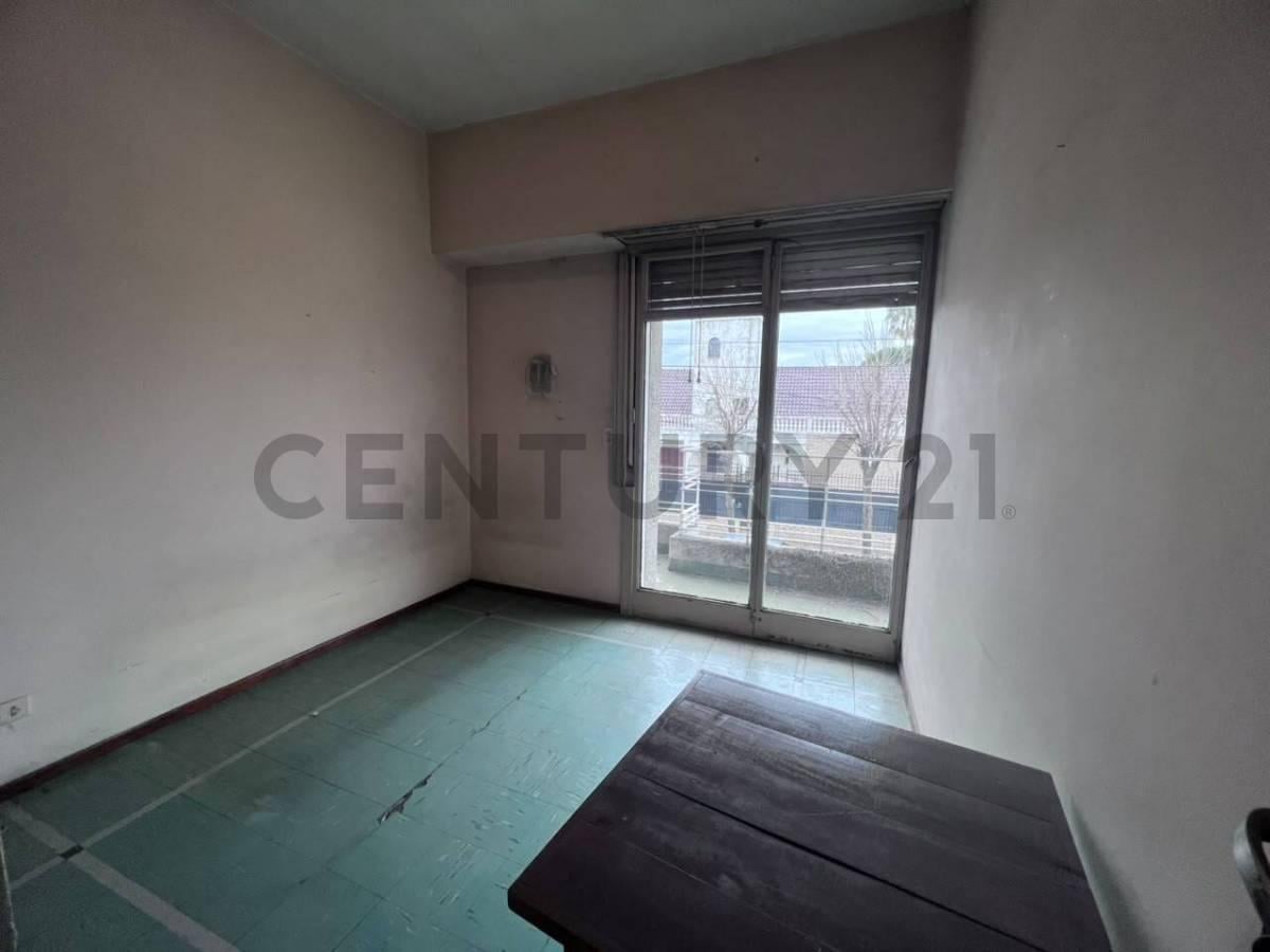 Foto de VENTA CASA 4 AMBIENTES CASTELAR NORTE COCHERA PARQUE, imagen 2