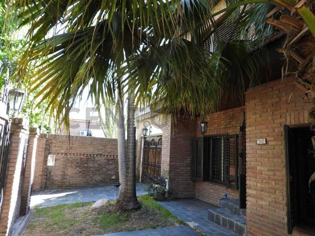 Foto de VENTA CASA 5 AMBIENTES CASTELAR NORTE JARDIN PILETA, imagen 4
