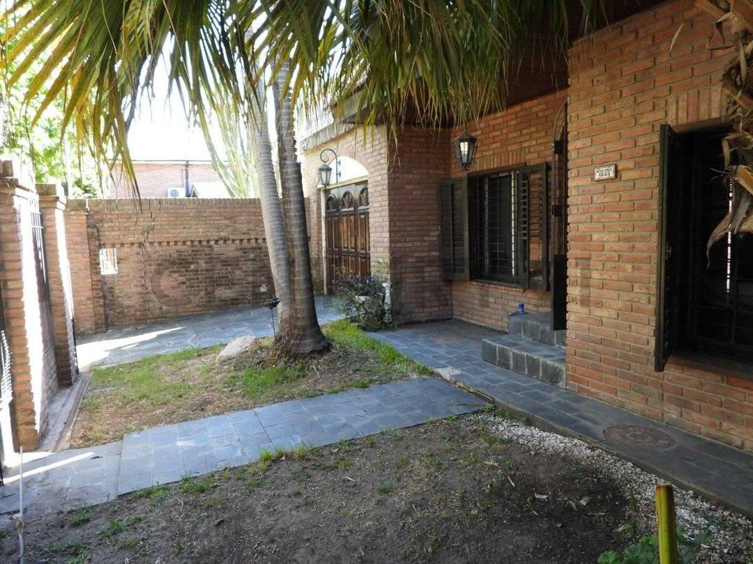 Foto de VENTA CASA 5 AMBIENTES CASTELAR NORTE JARDIN PILETA, imagen 3