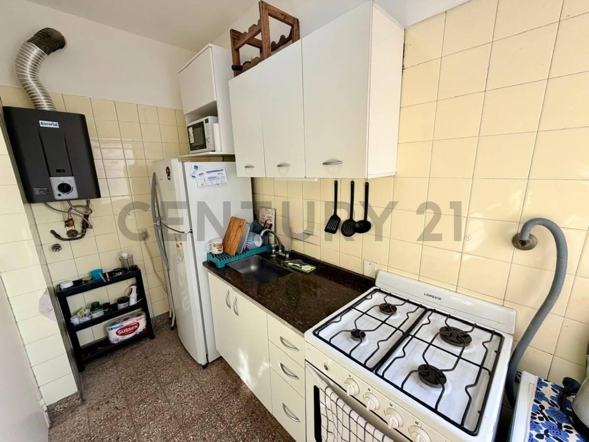 Foto de VENTA DEPARTAMENTO 2 AMBIENTES LINIERS COCHERA, imagen 2