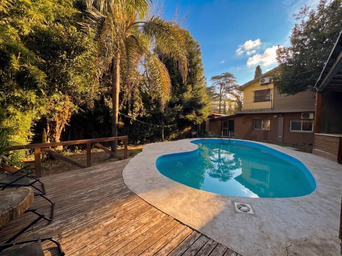 Foto de CASA EN VENTA 4 AMBIENTES PARQUE LELOIR CON JARDIN PILETA APTA CREDITO, imagen 2