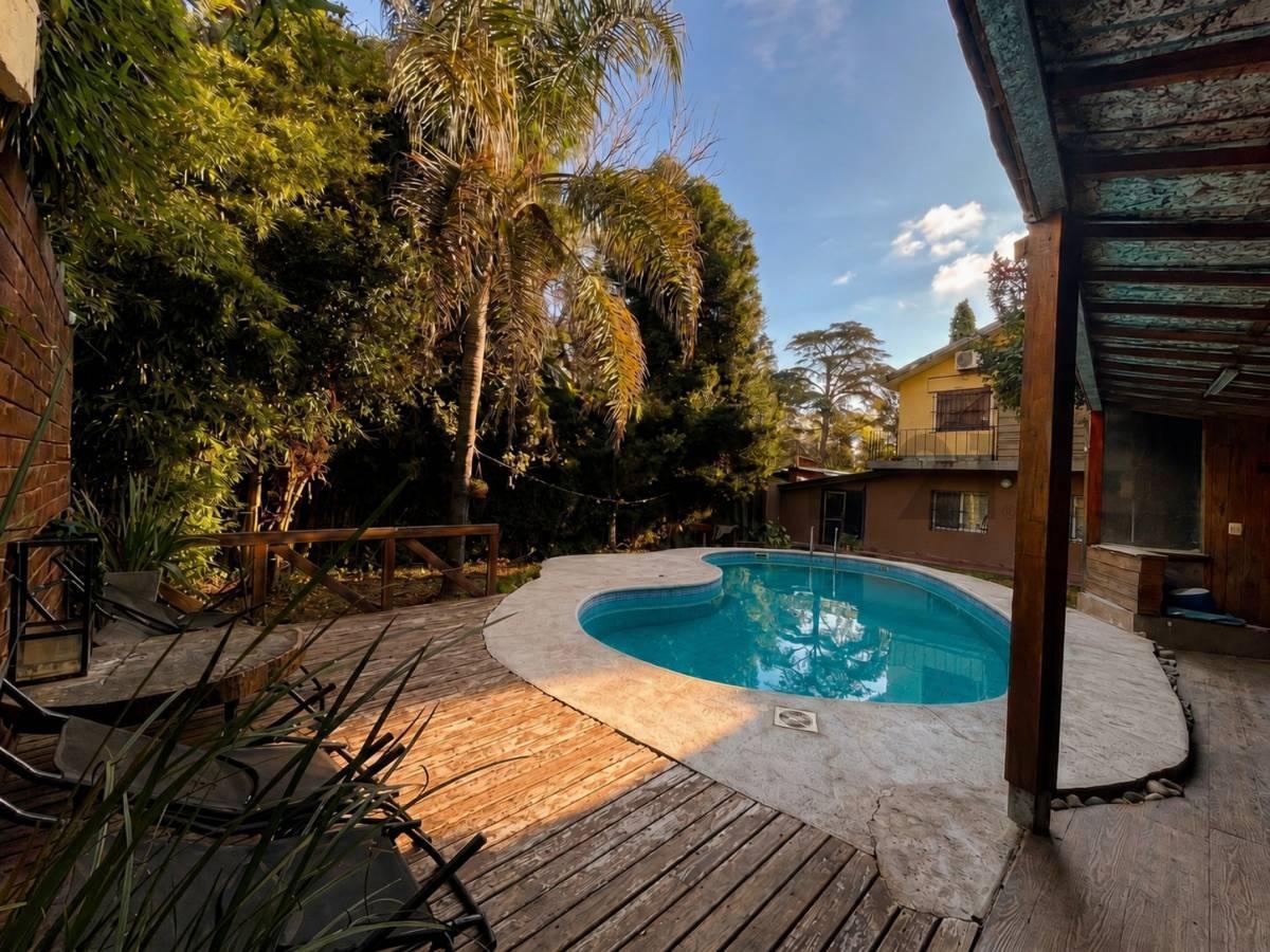 Foto de CASA EN VENTA 4 AMBIENTES PARQUE LELOIR CON JARDIN PILETA APTA CREDITO, imagen 1