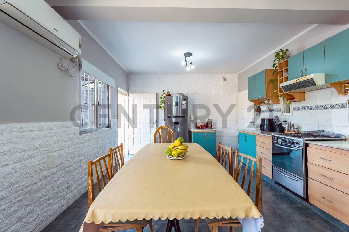 Foto de venta casa 4 ambientes San Antonio de Padua con pileta quincho y garage, imagen 2