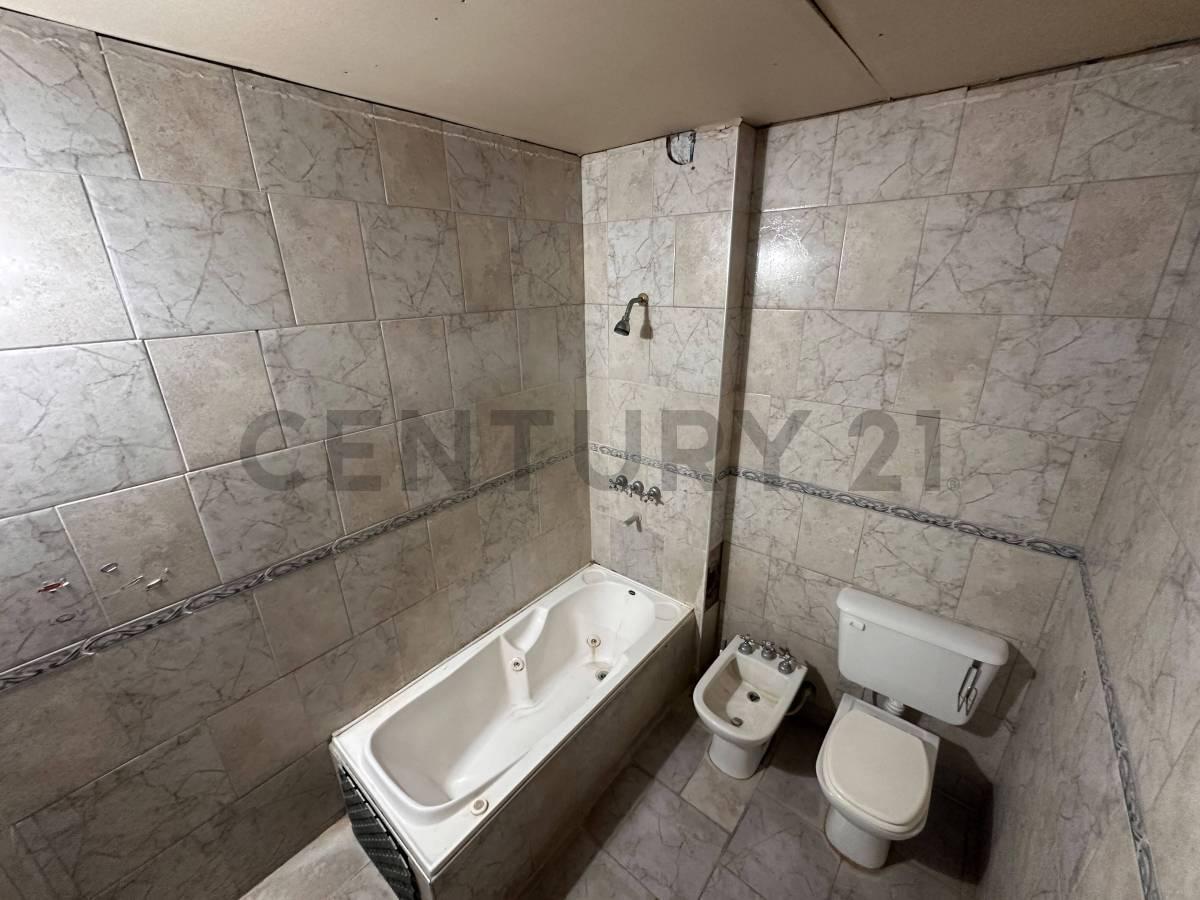 Foto de CASA EN VENTA 6 AMBIENTES CON JARDIN , PATIO , PILETA , SUITE EN DON, imagen 3