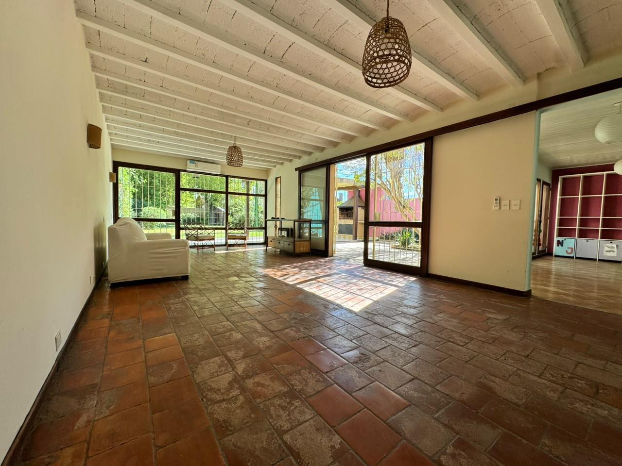 Foto de VENTA CASA 6 AMBIENTES HURLINGHAM BARRIO INGLES AMPLIO LOTE, imagen 4