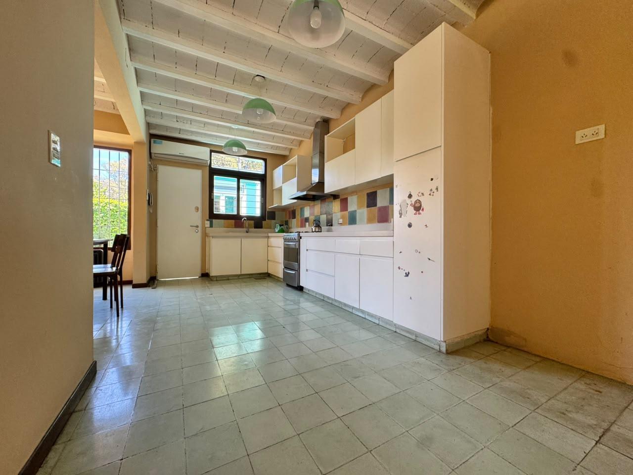 Foto de VENTA CASA 6 AMBIENTES HURLINGHAM BARRIO INGLES AMPLIO LOTE, imagen 1